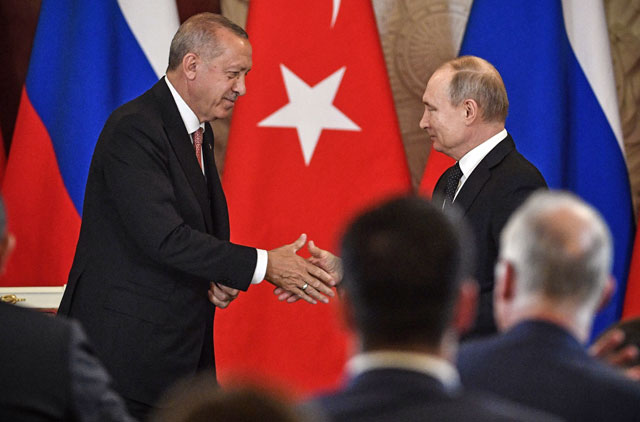 Russian President Vladimir Putin (right) shakes hands with Turkish President Recep Tayyip Erdogan during their joint press conference at the Kremlin in Moscow on Monday (AFP photo)